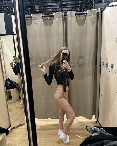 Голая Bloomus