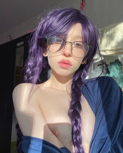 Голая Zira Merz