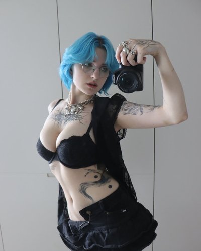 Голая Lyra Crow