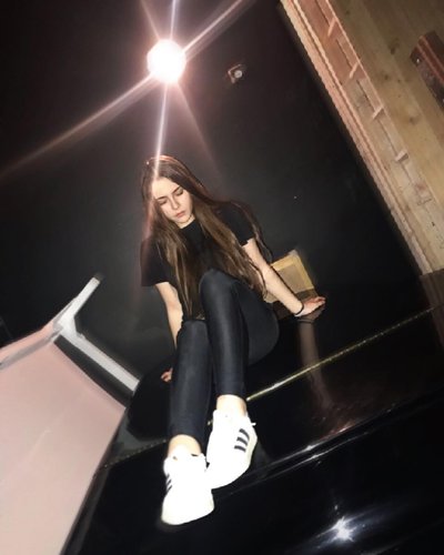 Голая Милана Бру