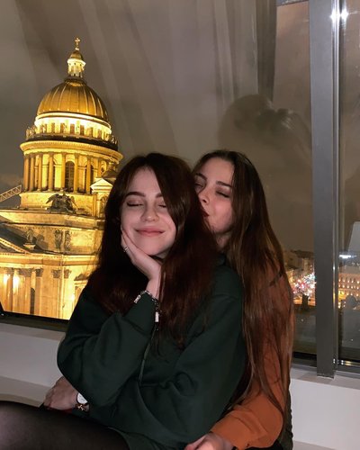 Голая Милана Бру