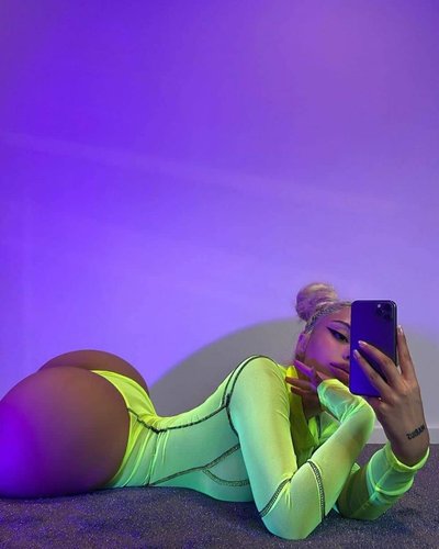 Голая Gina Savage