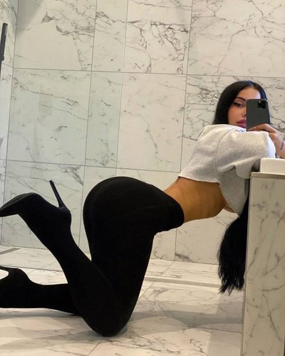 Голая Gina Savage